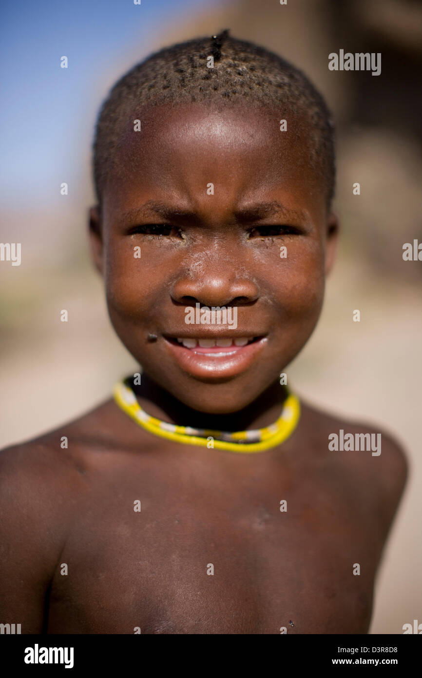 Portrait de garçon Himba locale, Kunene river, en Namibie Banque D'Images