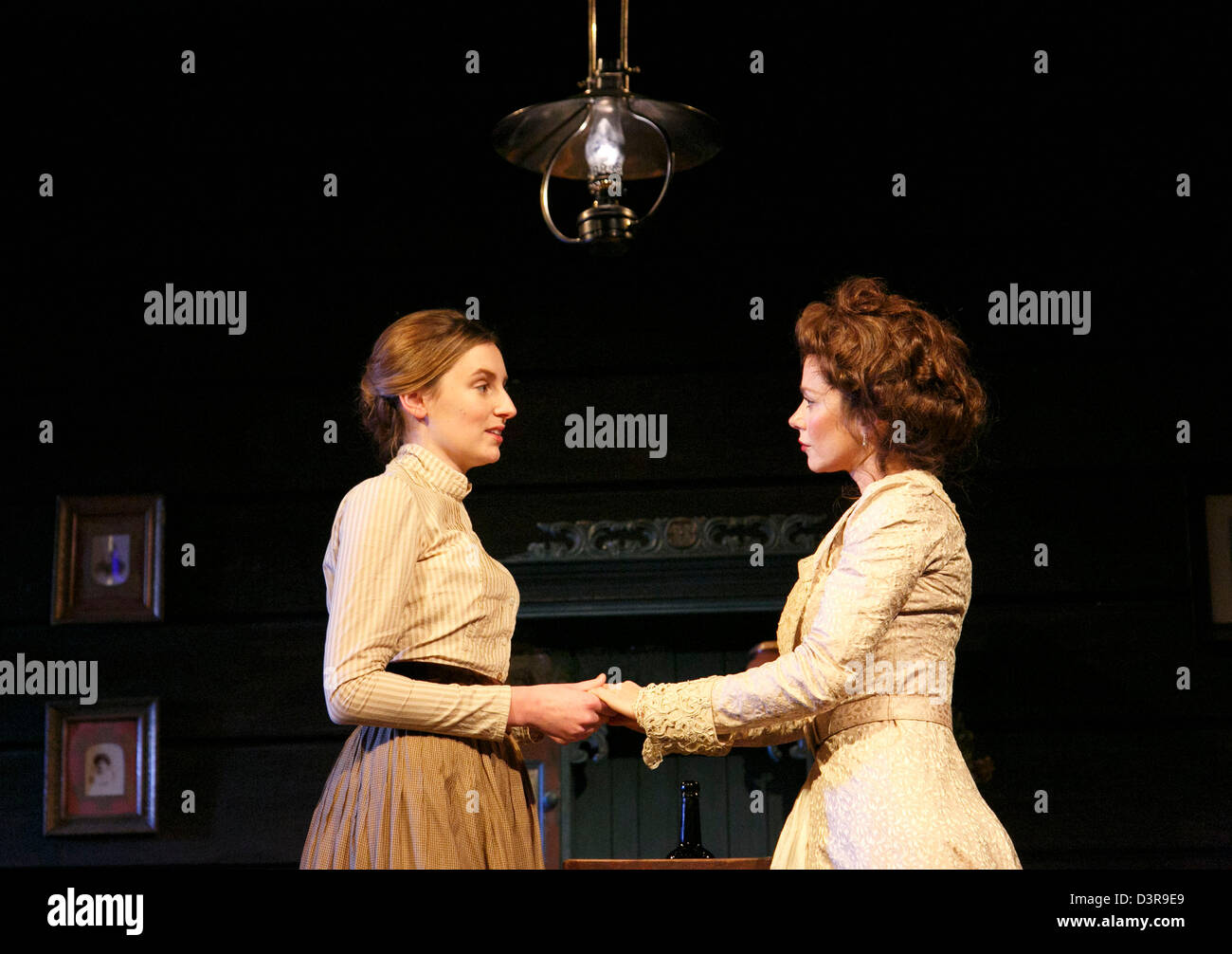 l-r: Anna Friel (Yelena), Laura Carmichael (Sonya) à L'ONCLE VANYA par Anton Chekhov au Théâtre Vaudeville, Londres en 2012 design: Christopher Oram Lighting: Paul Pyant Director: Lindsay Posner Banque D'Images