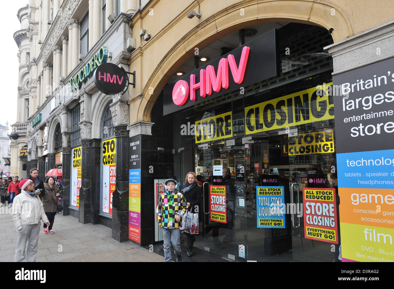 Piccadilly Circus, Londres, Royaume-Uni. 23 février 2013. HMV store dans le Trocadéro a 'store' les panneaux de clôture avec de nombreuses réductions. Le HMV store dans le Trocadéro dans le centre de Londres est à l'arrêt avec le groupe est dans l'administration. Crédit : Matthieu Chattle / Alamy Live News Banque D'Images