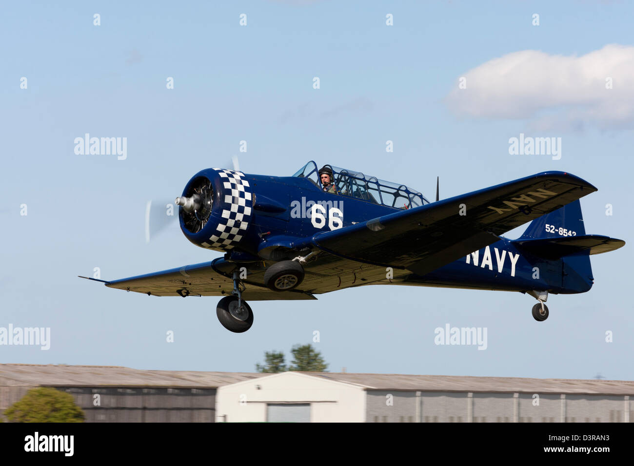 North American T6J Harvard 52-8453 66 G-MARINE BUKY le décollage de l'Aérodrome de Breighton avec rétraction du train roulant Banque D'Images