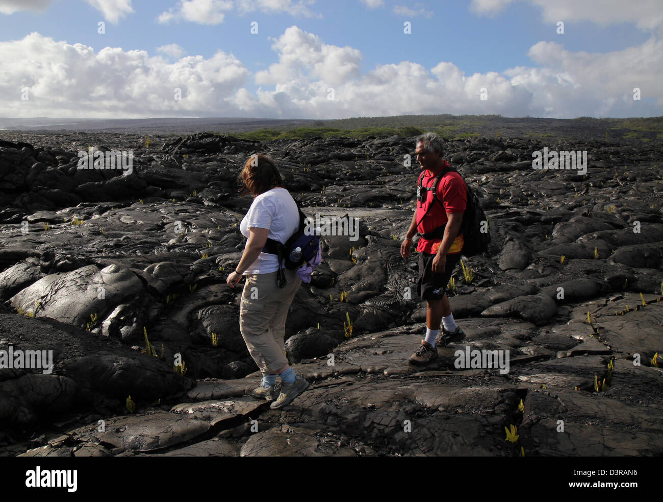 Les randonneurs sur les récents Pahoehoe lave du volcan Kilauea Hawaii Banque D'Images