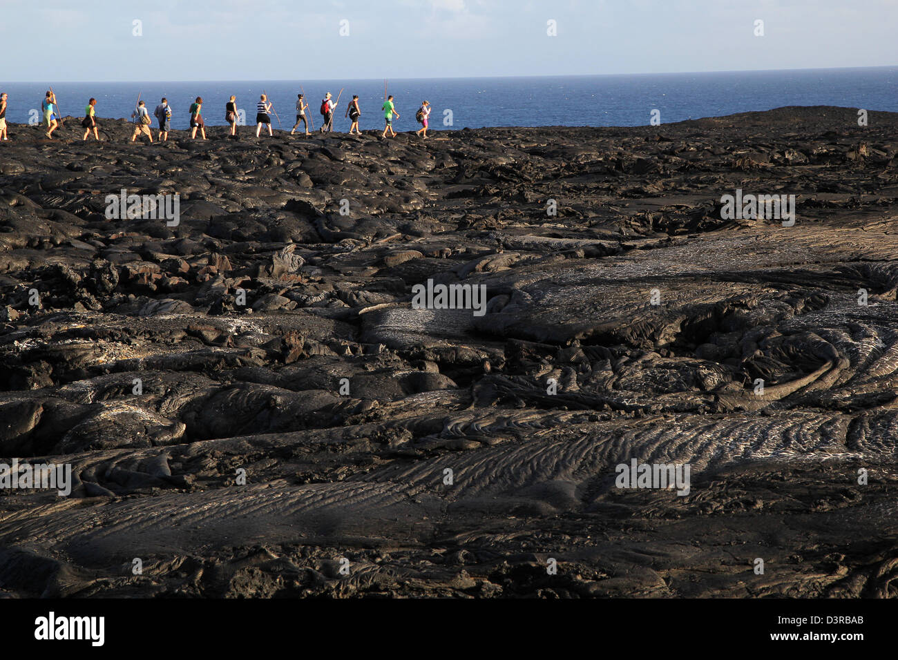 Les randonneurs sur les récents Pahoehoe lave du volcan Kilauea Hawaii Banque D'Images
