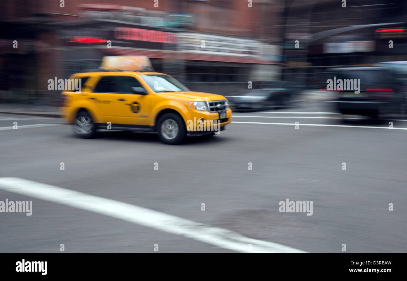 Un nouveau modèle hybride taxi jaune à New York City Banque D'Images