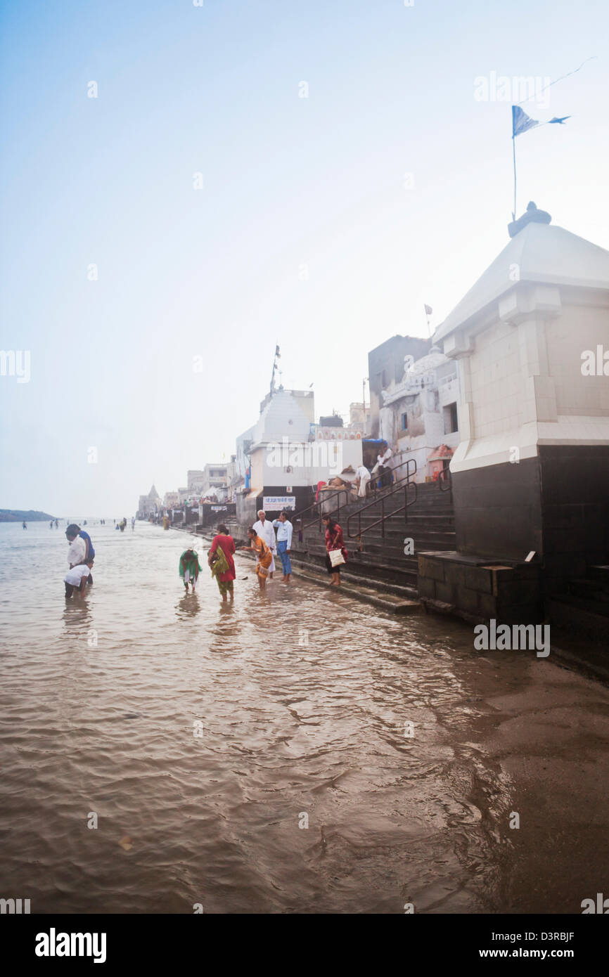 Les gens à la rivière Gomati ghat, Dwarka, Gujarat, Inde Banque D'Images