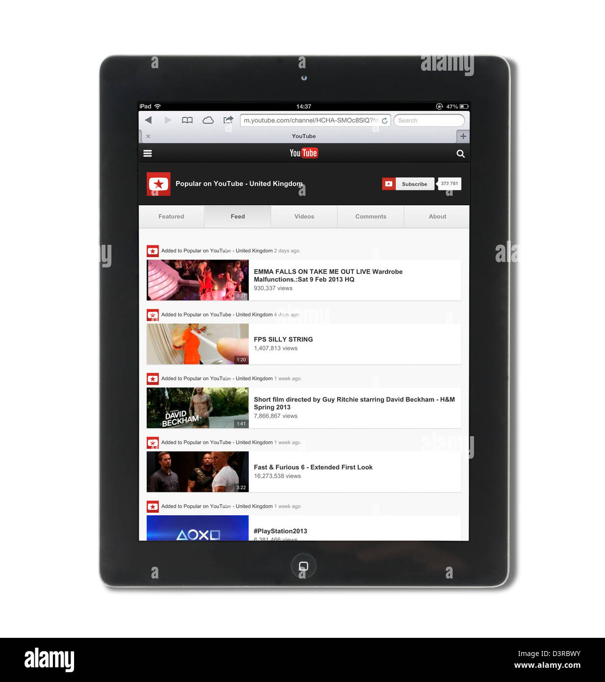 En regardant la vidéo sur YouTube les plus populaires au Royaume-Uni en utilisant un iPad 4e génération Banque D'Images