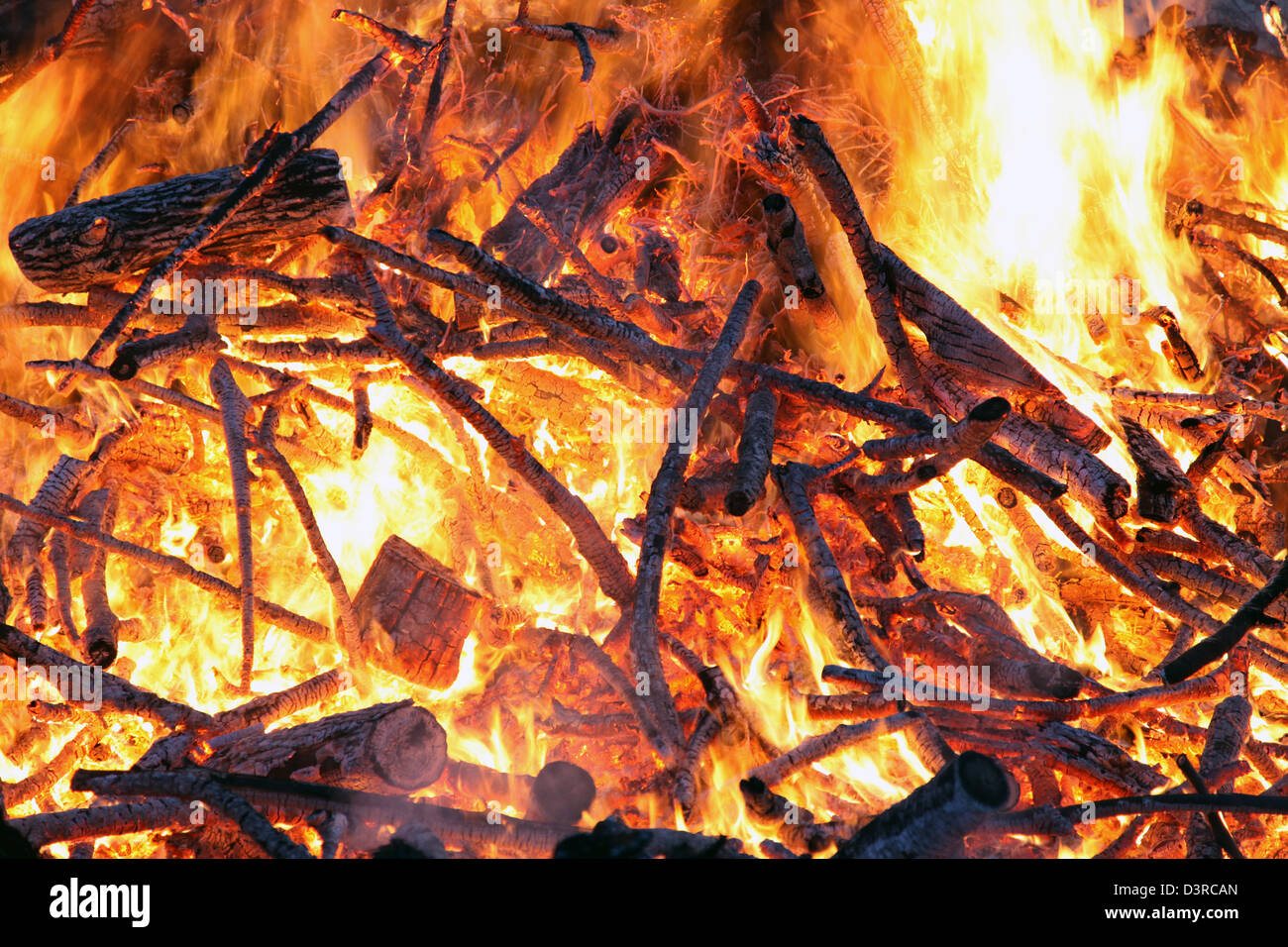 Bremen, Allemagne, près d'un feu de Pâques dans un pré Banque D'Images