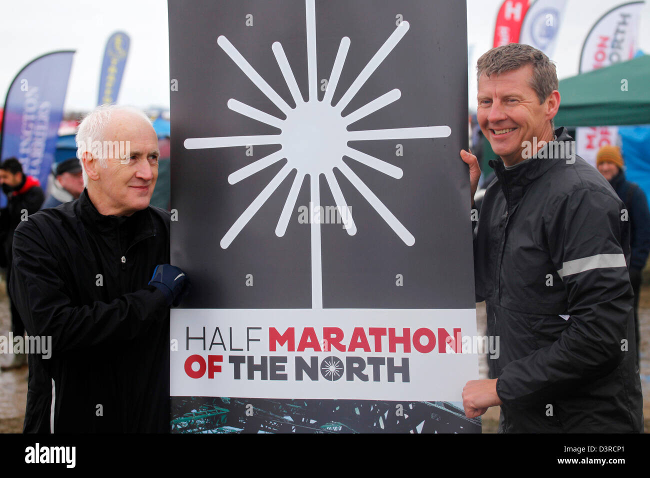 Terry Deary et Steve Cram faire connaître le marathon du Nord. Ils assistent à la National de cross-country 2013 à Sunderland, en Angleterre. Deary est l'auteur de la série des histoires horribles et Cram est un ancien athlète olympique. © whyeyephotograph Banque D'Images