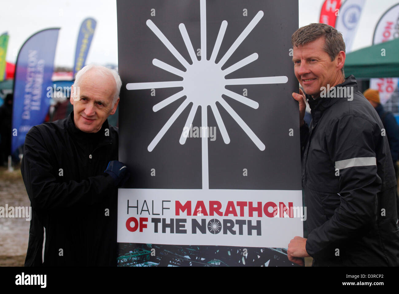 Terry Deary et Steve Cram faire connaître le marathon du Nord. Ils assistent à la National de cross-country 2013 à Sunderland, en Angleterre. Deary est l'auteur de la série des histoires horribles et Cram est un ancien athlète olympique. © whyeyephotograph Banque D'Images
