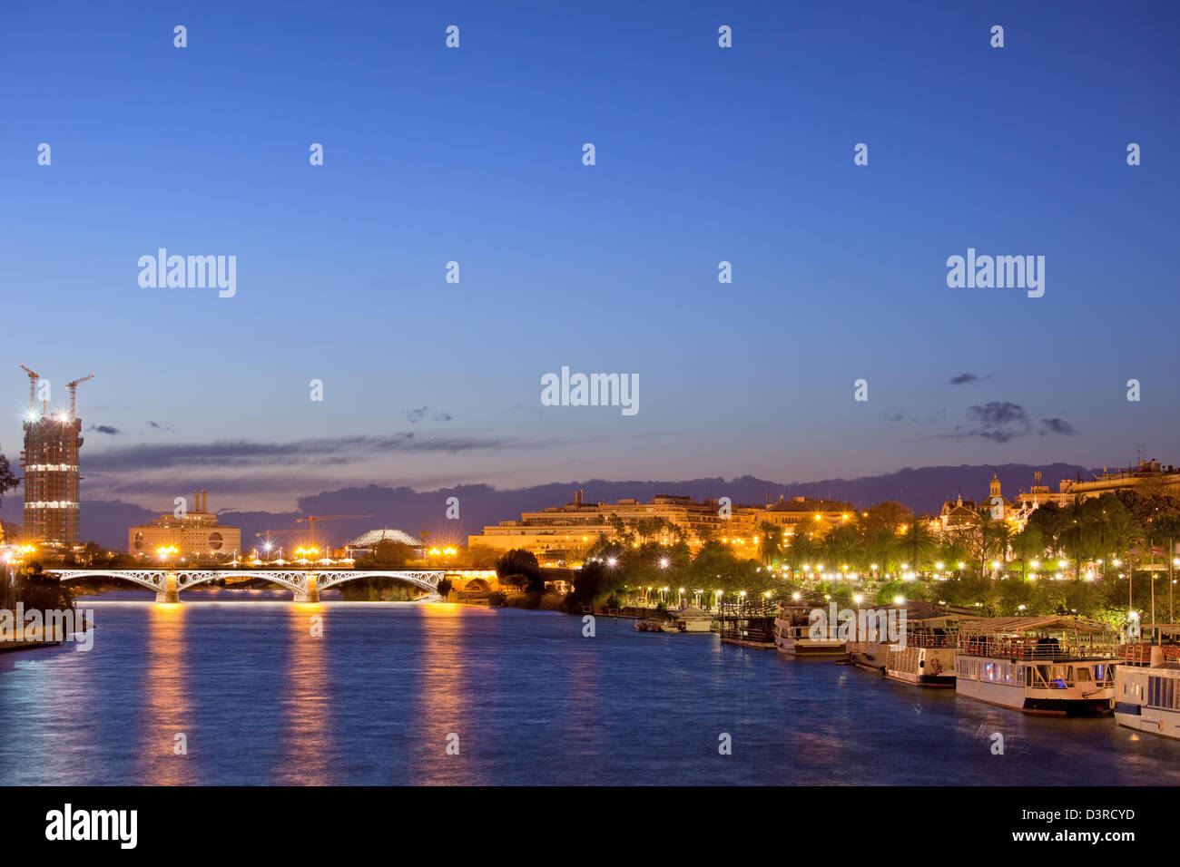 Soirée tranquille dans la ville de Séville, près du fleuve Guadalquivir en Espagne. Banque D'Images