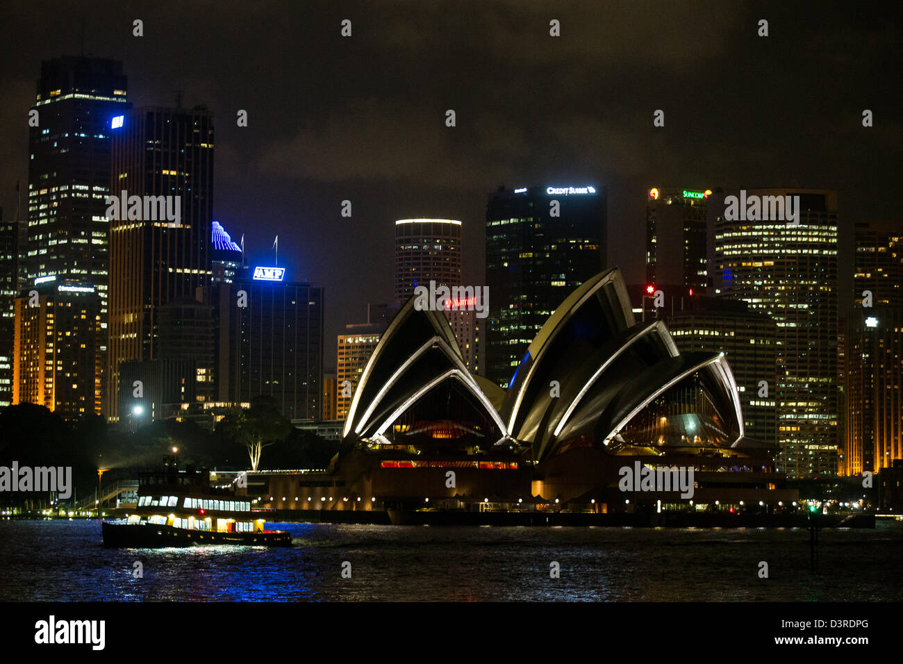 L'Opéra de Sydney et le centre-ville de nuit Banque D'Images