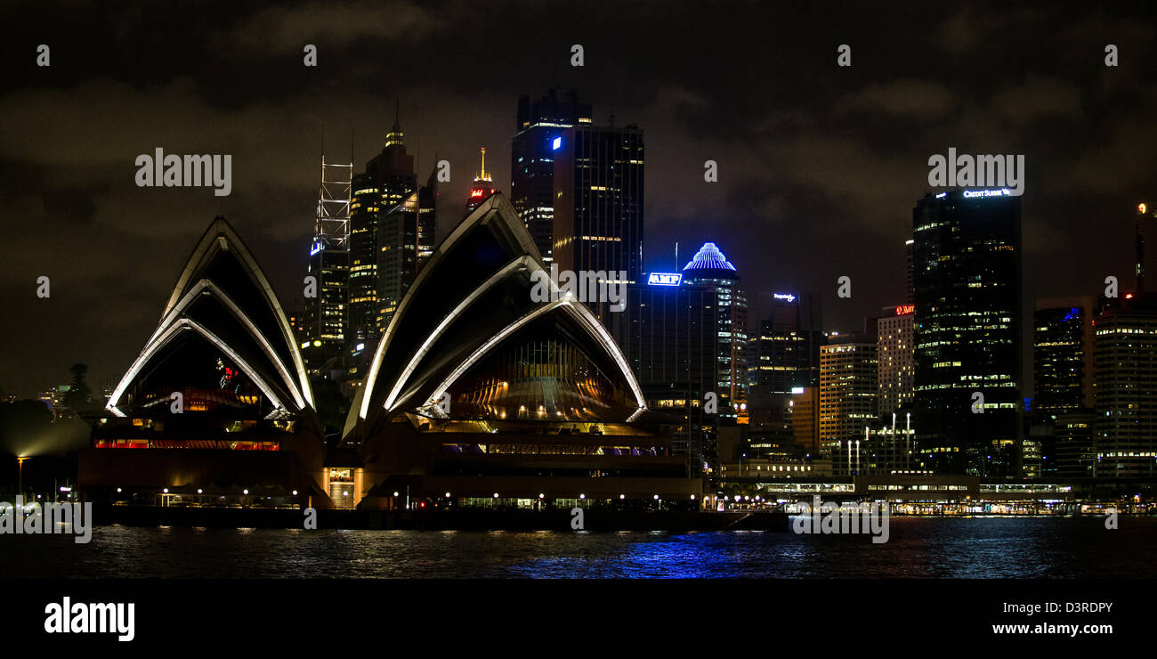 L'Opéra de Sydney et le centre-ville de nuit Banque D'Images