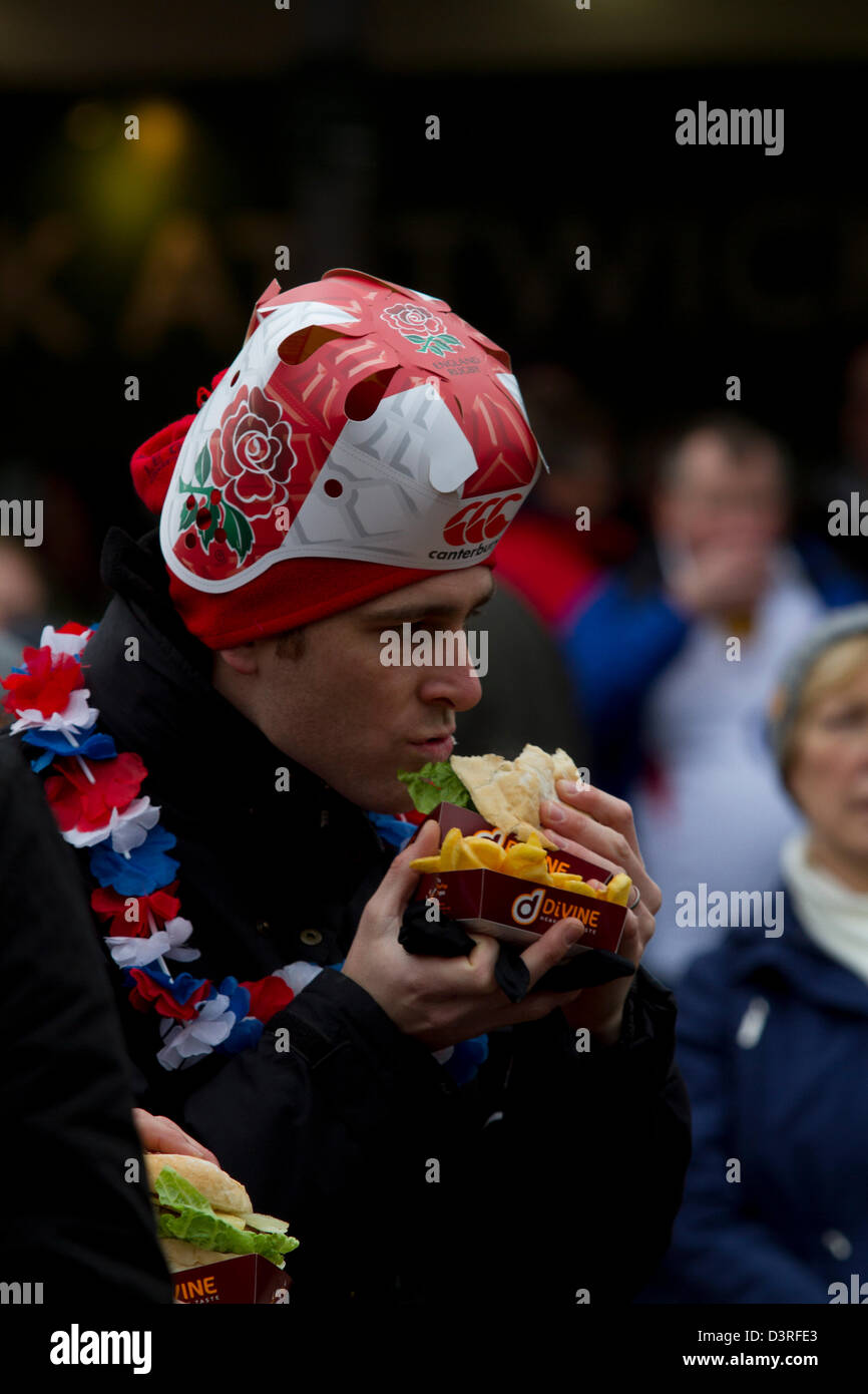 Twickenham, London, UK. 23 février 2013. Un supporter de manger un hamburger en avant du match de rugby 6 nations entre l'Angleterre La France au stade de Twickenham à Londres. Credit : amer ghazzal / Alamy Live News Banque D'Images