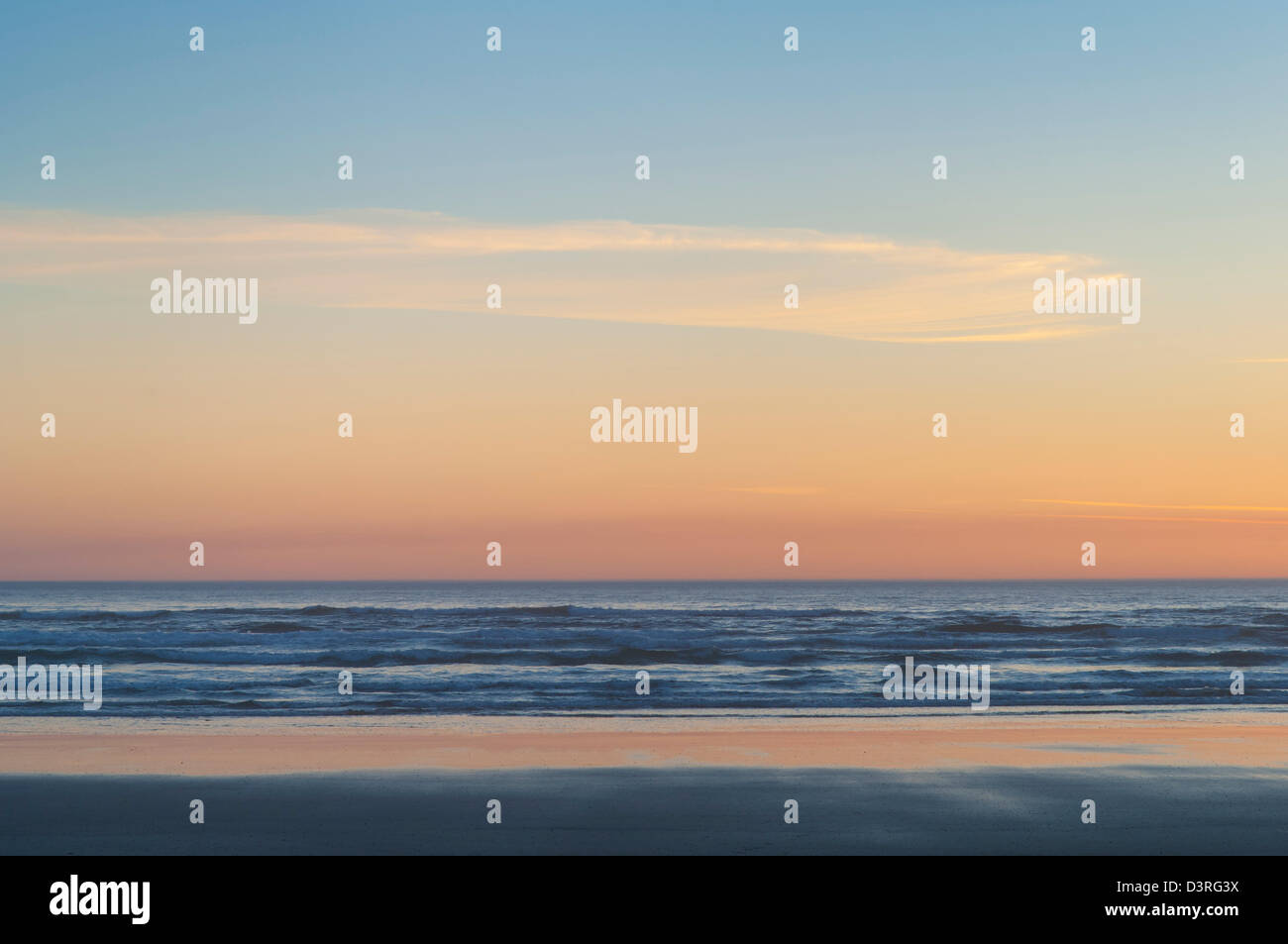 Coucher du soleil sur la plage à Waldport sur la côte de l'Oregon central. Banque D'Images