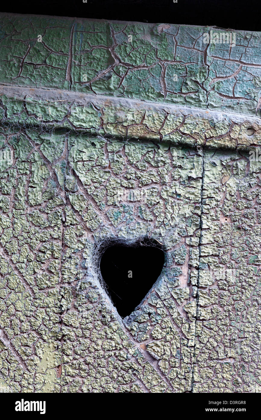 Une ouverture en forme de cœur dans une vieille porte de grange dans le village de Arncliffe, Littondale, le Yorkshire Dales. Banque D'Images