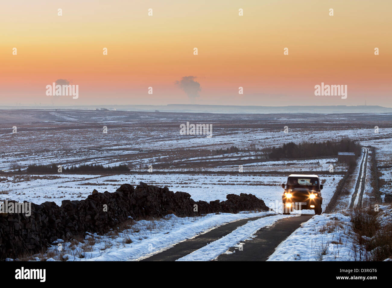 Panaches Power Station à l'horizon dans le Yorkshire du Sud, et d'un land rover qui voyagent à travers la lande, tôt un matin d'hiver. Banque D'Images