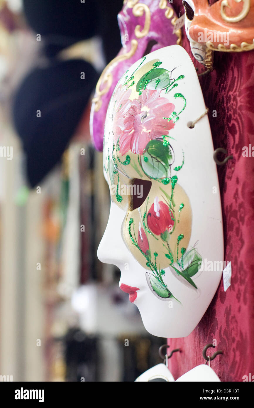 Les masques de carnaval vénitien traditionnel pour la vente dans un magasin à Venise Italie Banque D'Images