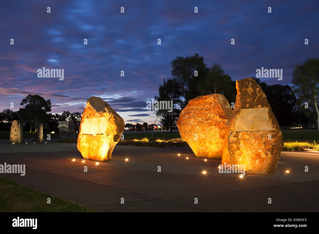 Au lieu d'art autochtones réconciliation illuminée au crépuscule. Canberra, Territoire de la capitale australienne (ACT), l'Australie Banque D'Images