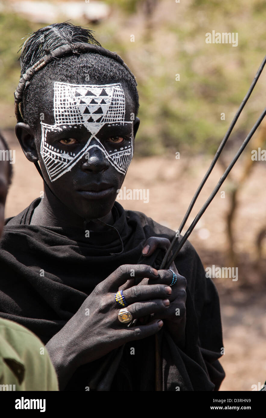 Un adolescent se prépare pour sa vie comme un guerrier Masaï. La peinture du visage traditionnels des garçons qui ont récemment été circoncis Banque D'Images