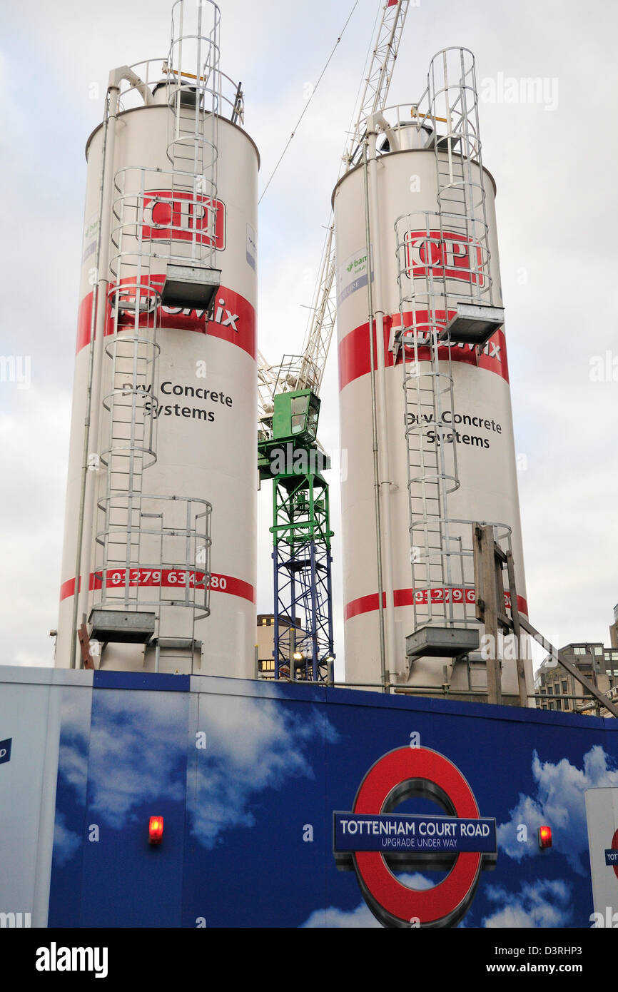 Deux immenses silos de béton et d'une grue au-dessus de la tour d'un site de construction à Tottenham Court Road à Londres Banque D'Images