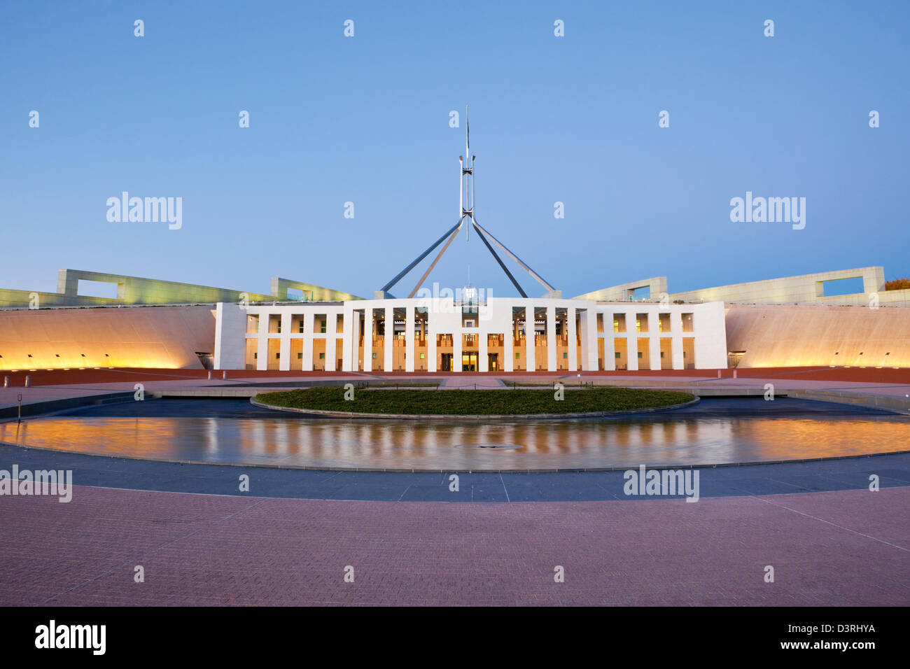 La Maison du Parlement à Capital Hill, éclairé au crépuscule. Canberra, Territoire de la capitale australienne (ACT), l'Australie Banque D'Images