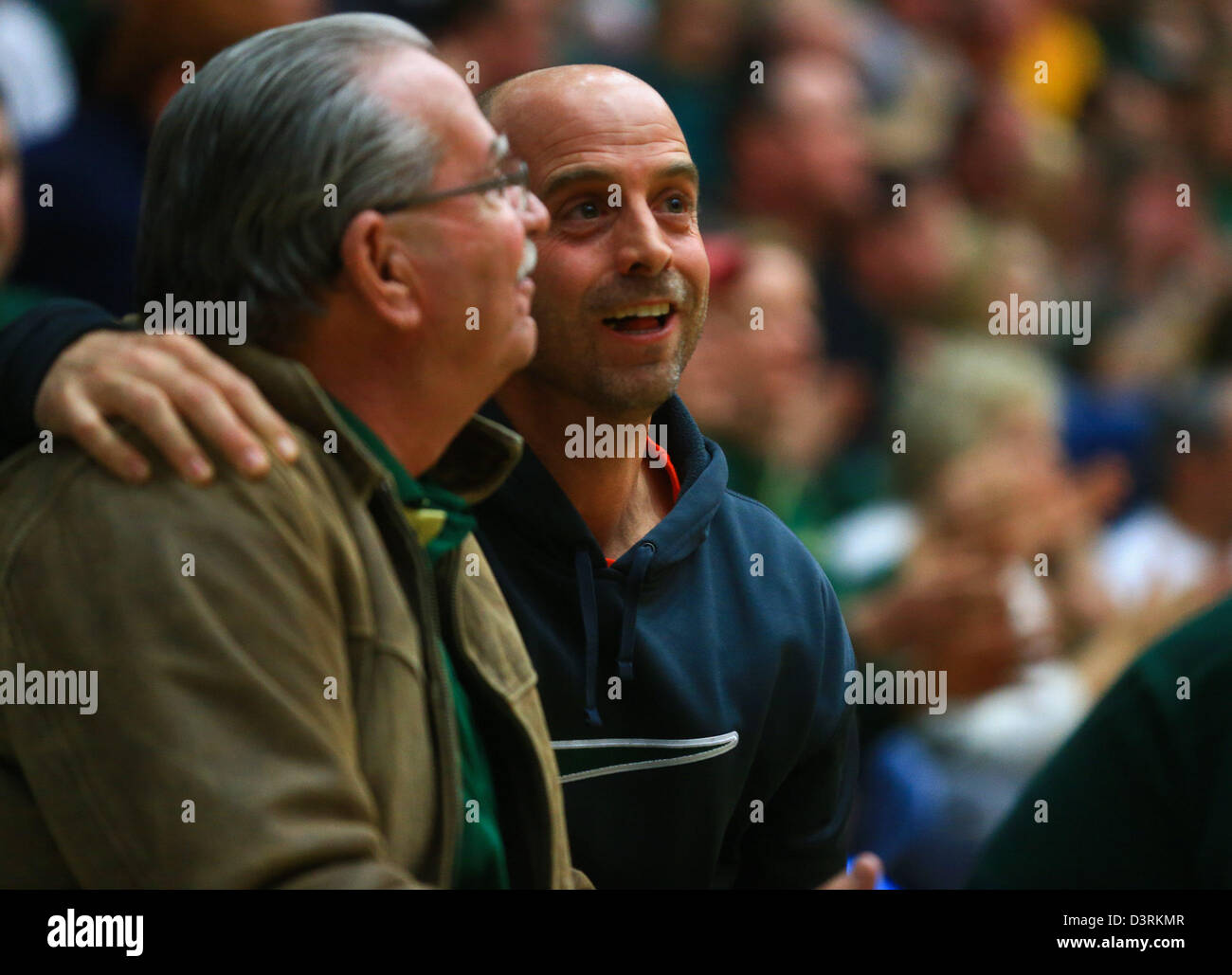 Fort Collins, CO, USA. Feb 23, 2013. Père et fils Colorado State fans célébrer un moment pendant le match de basket-ball contre Nouveau Mexique à Fort Collins. Les Lobos a mis fin à la béliers 27-jeu accueil cour gagner streak, cependant. Banque D'Images