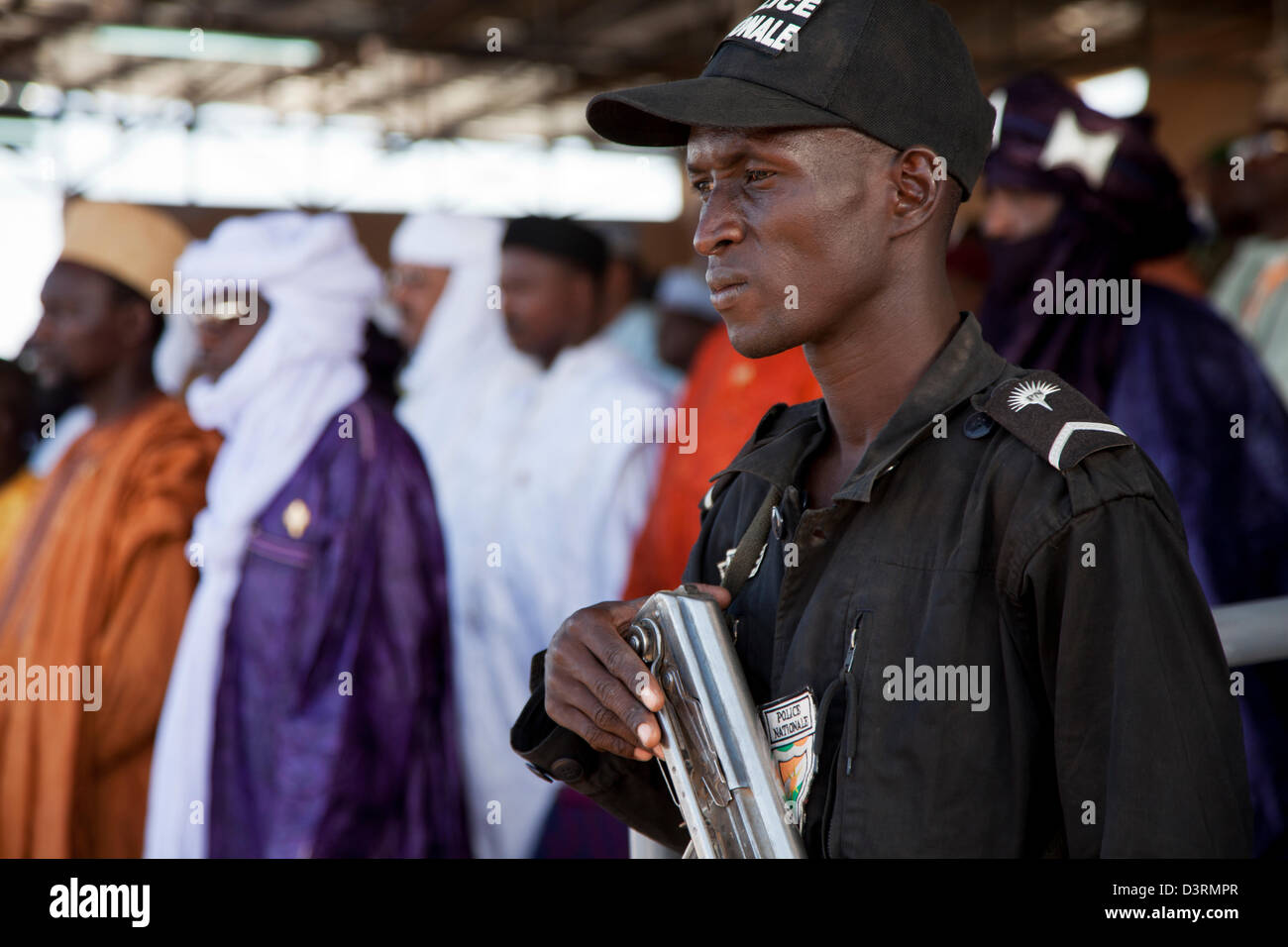 Garde militaire veille sur les dignitaires au nomad Gerewol Festival dans le nord du Niger Banque D'Images