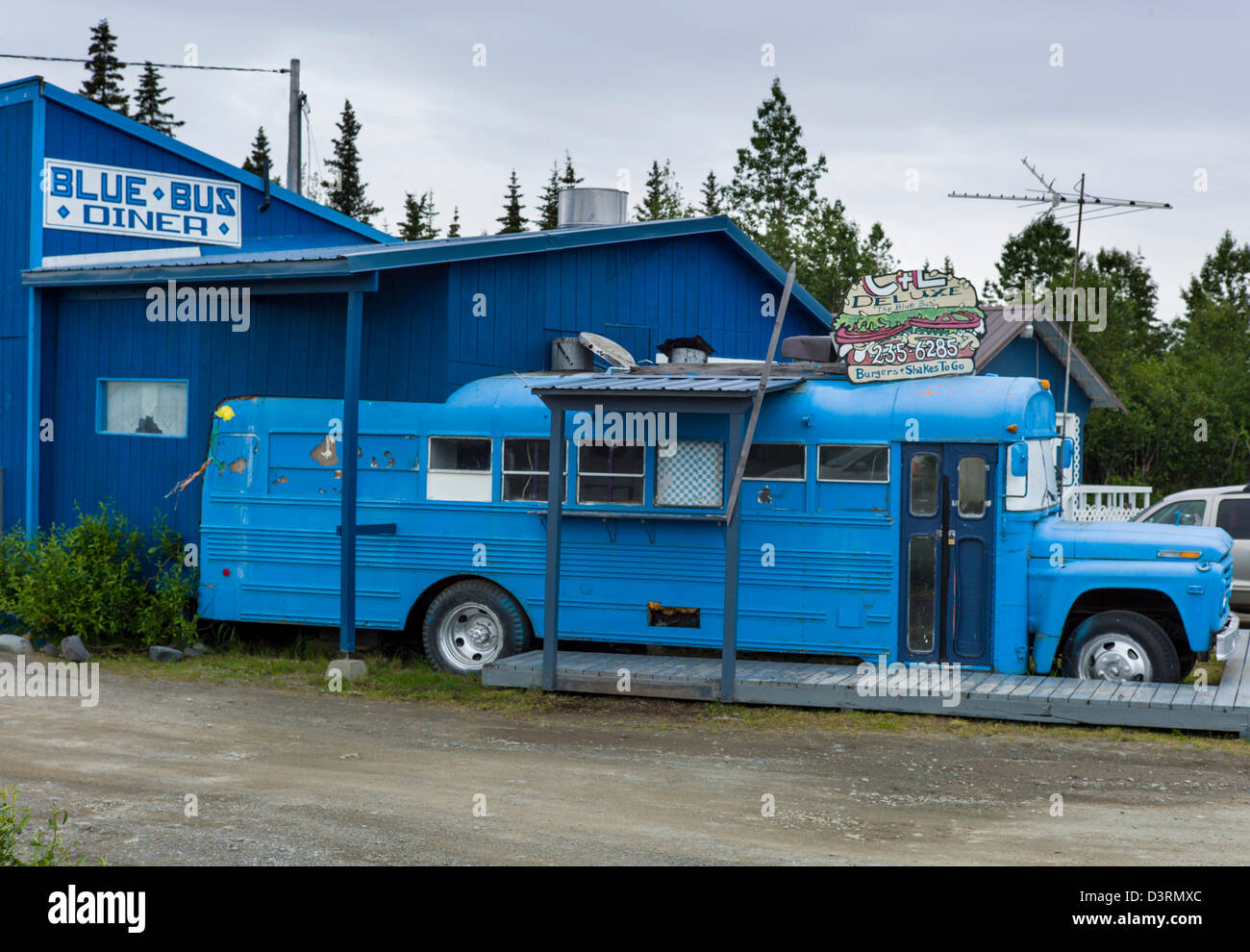 Blue Bus Diner près de Anchor Point, péninsule de Kenai, Alaska, USA. Old school bus peint en bleu et converti en un café. Banque D'Images
