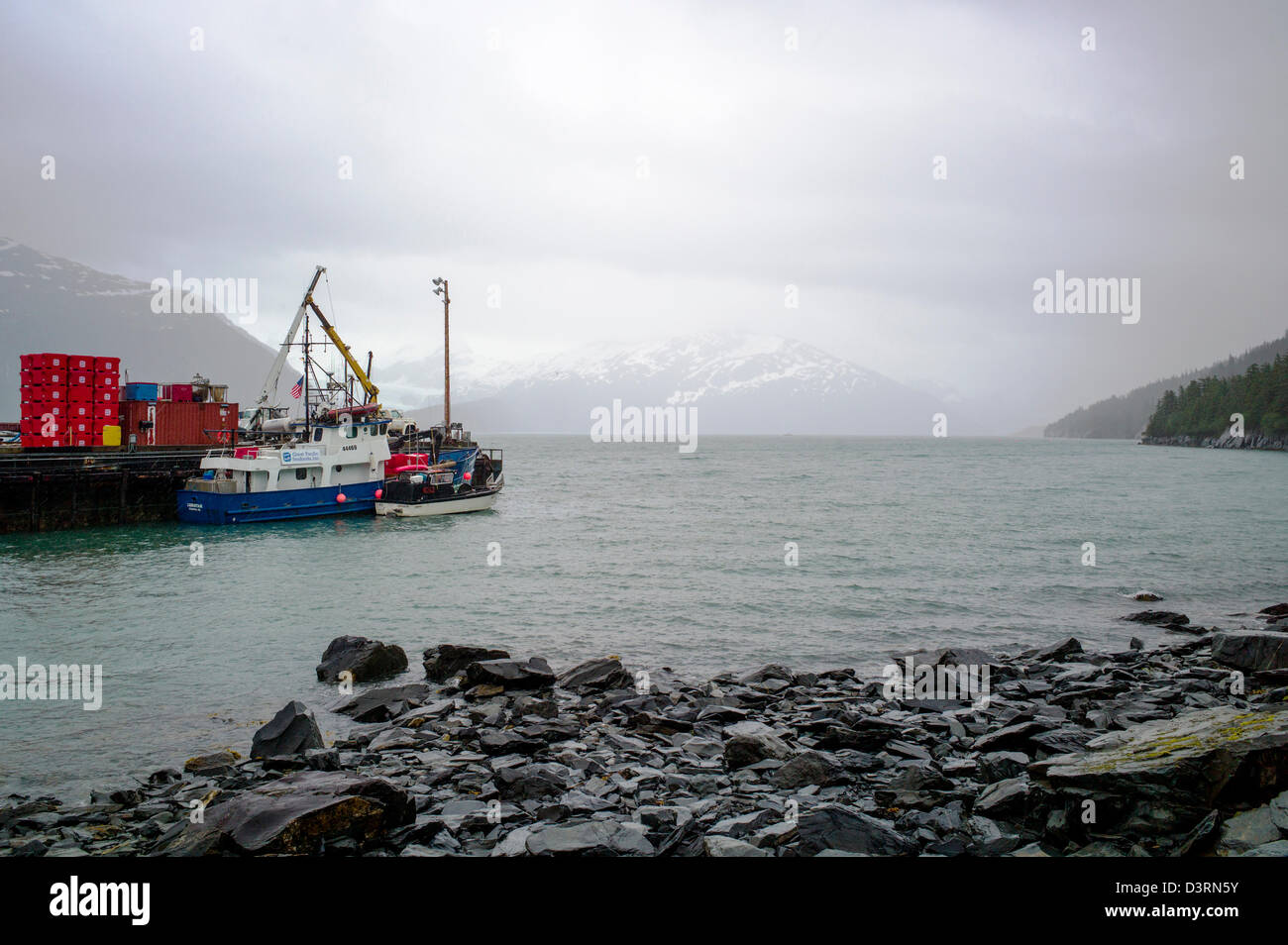 Cruise Ship Dock, Whittier, Alaska, USA. Un tunnel de Whittier à Portage est partagé par l'automobile et le chemin de fer. Banque D'Images