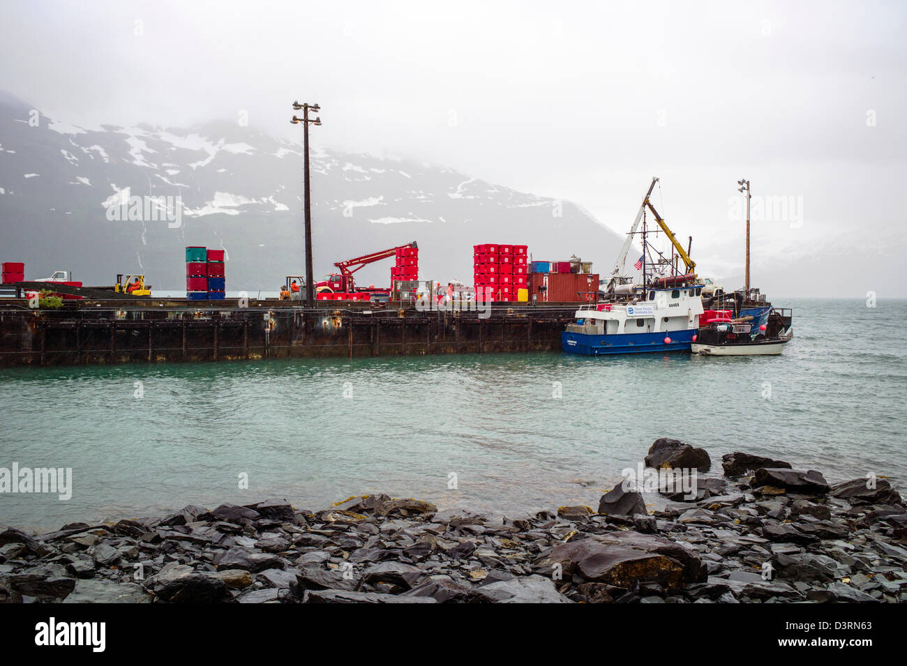 Cruise Ship Dock, Whittier, Alaska, USA. Un tunnel de Whittier à Portage est partagé par l'automobile et le chemin de fer. Banque D'Images