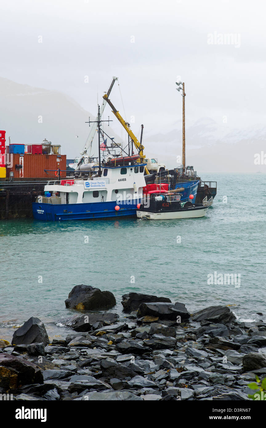 Cruise Ship Dock, Whittier, Alaska, USA. Un tunnel de Whittier à Portage est partagé par l'automobile et le chemin de fer. Banque D'Images
