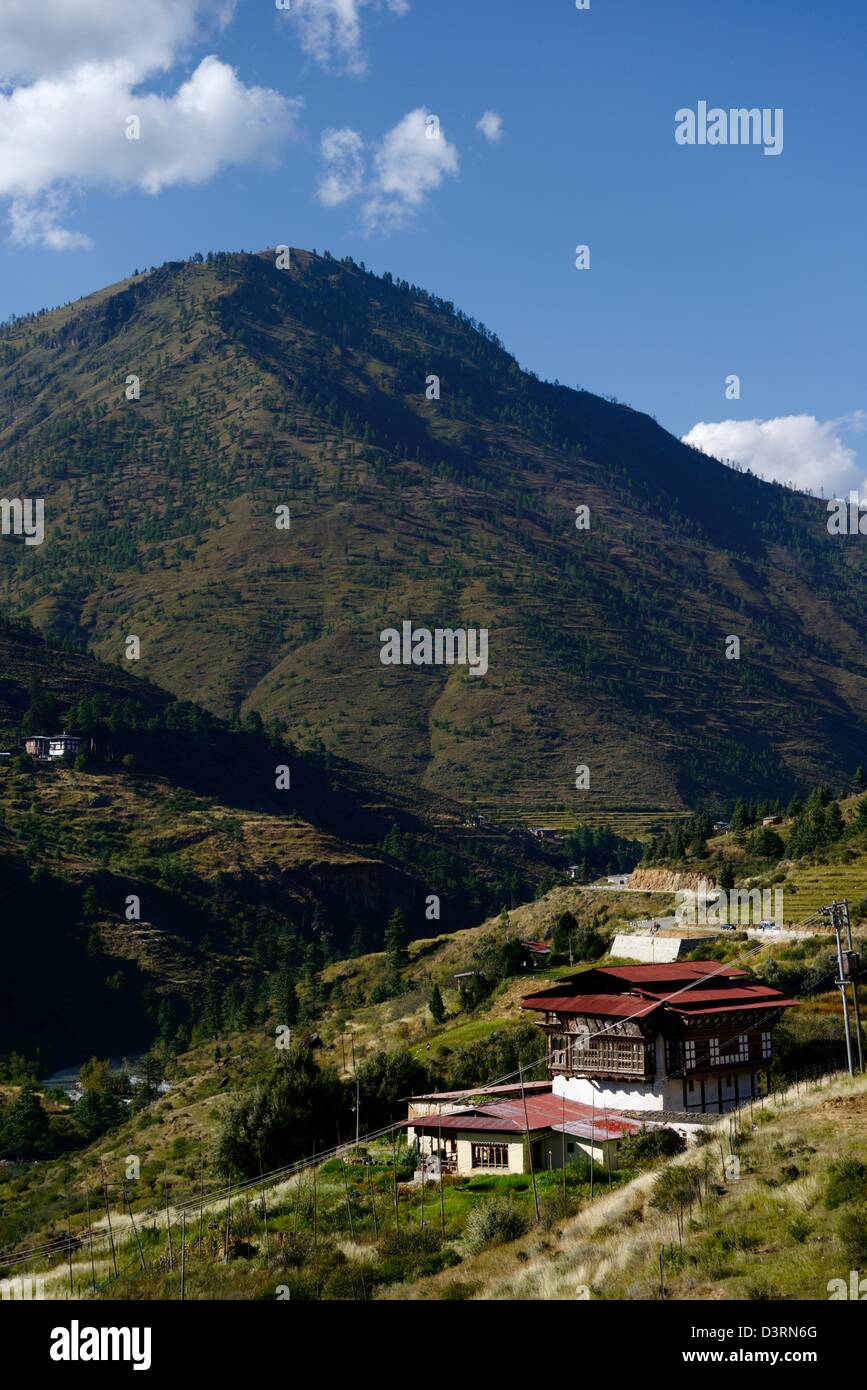 Maison bhoutanaise parmi les Himalaya intérieur, l'agriculture en terrasses points le paysage,36MPX Banque D'Images