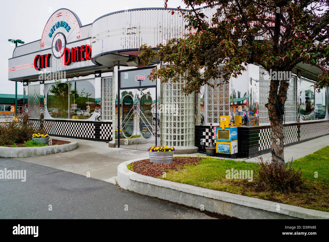 Vue extérieure de l'acier inoxydable design rétro City Diner, Anchorage, Alaska, USA Banque D'Images