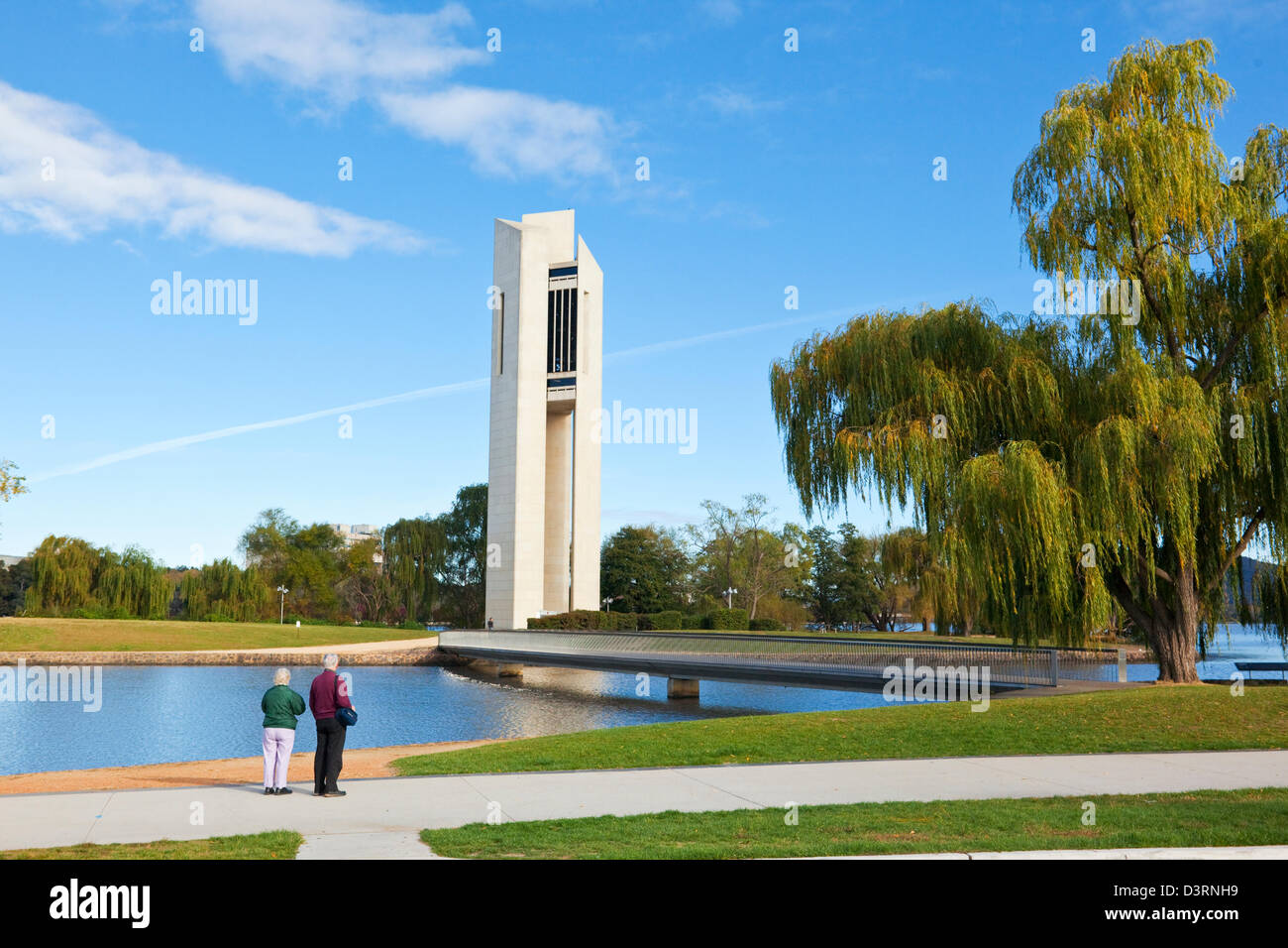 Affichage de la couple Carillon National Bell Tower sur le lac Burley Griffin. Canberra, Territoire de la capitale australienne (ACT), l'Australie Banque D'Images