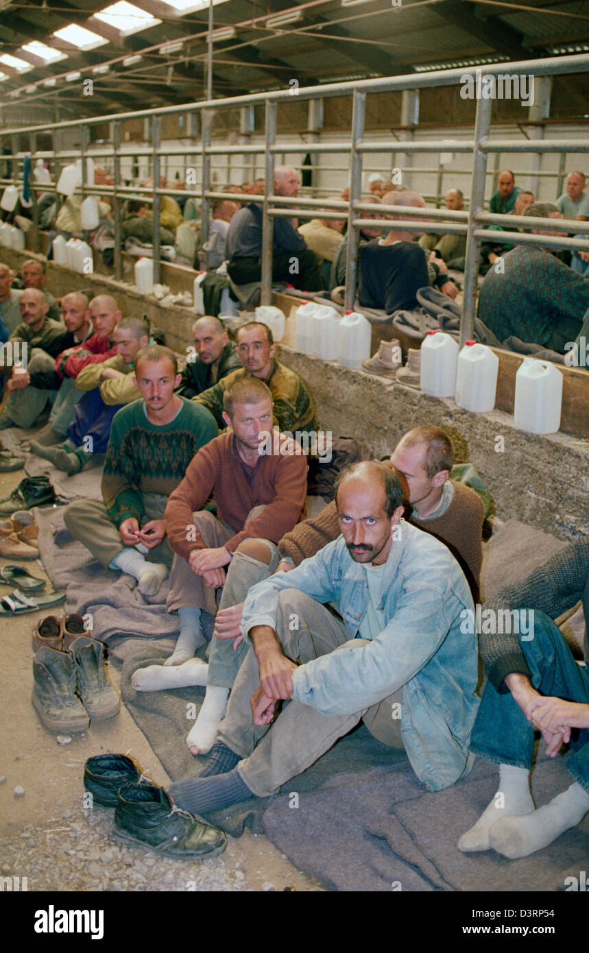 Prisonniers dans le camp de détention, Manjaca, Banja Luka, Bosnie et Herzégovine Banque D'Images