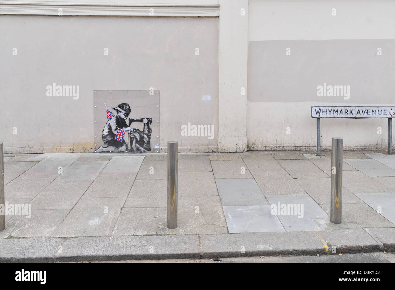 La nouvelle oeuvre de graffiti Banksy '' montrant un garçon avec une machine à faire de l'ensemencement Union Jack noir sur le mur de l'Poundland Banque D'Images