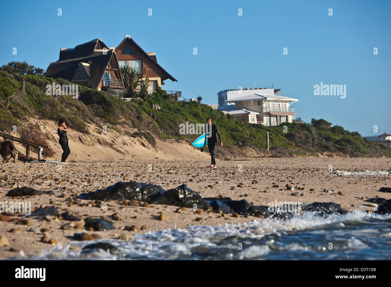 Les surfeurs et logement sur Jeffreys Bay, de l'Océan Indien, Afrique du Sud Banque D'Images