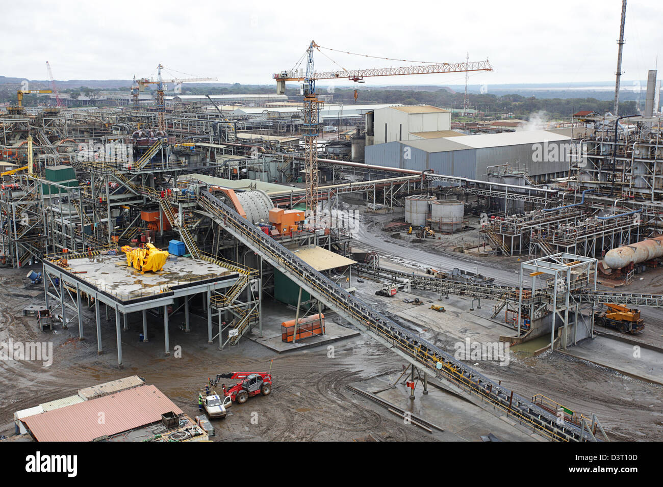 FQM Kansanshi Mining cuivre avec courroie de transport, d'une grue et d'un concasseur Banque D'Images