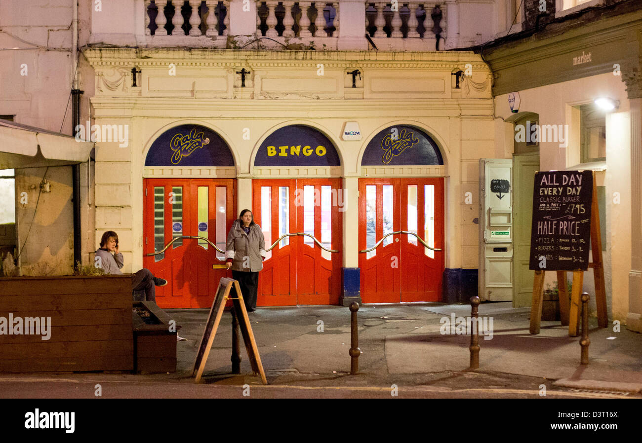 Baignoire, Avon, - ancienne salle de bingo avec les gens qui fument à l'extérieur Banque D'Images