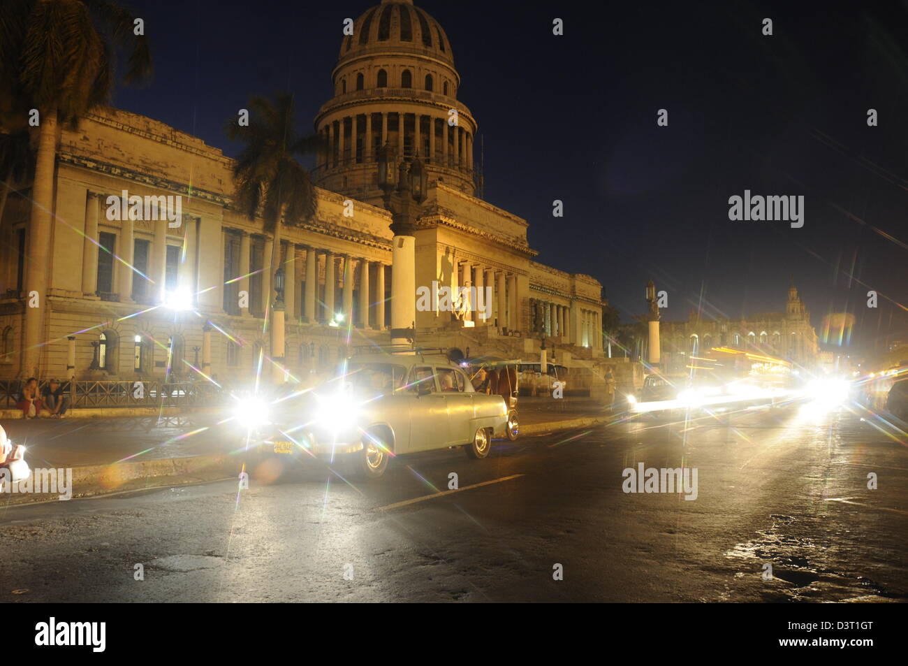Vieille voiture américaine en face du Capitolio, vieille ville de La Havane Banque D'Images