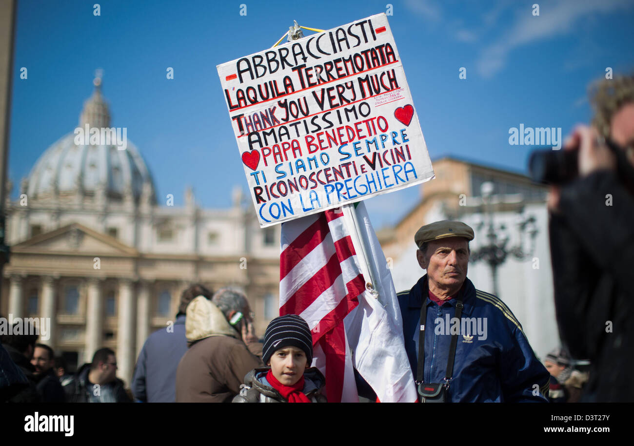 Cité du Vatican, Vatican. Feb 24, 2013. Pèlerins et visiteurs se tenir sur la Place Saint Pierre au cours de la dernière pensée de l'Angélus du Pape Benoît XVI au Vatican, Cité du Vatican, le 24 février 2014.Son démission prend effet à 8h00 heure locale le 28 février 2013. Photo : MICHAEL KAPPELER/dpa/Alamy Live News Banque D'Images