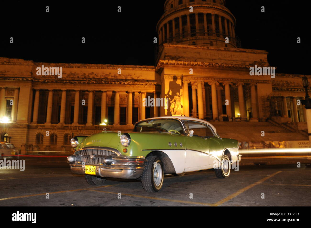 Vieille voiture américaine en face du Capitolio, vieille ville de La Havane Banque D'Images