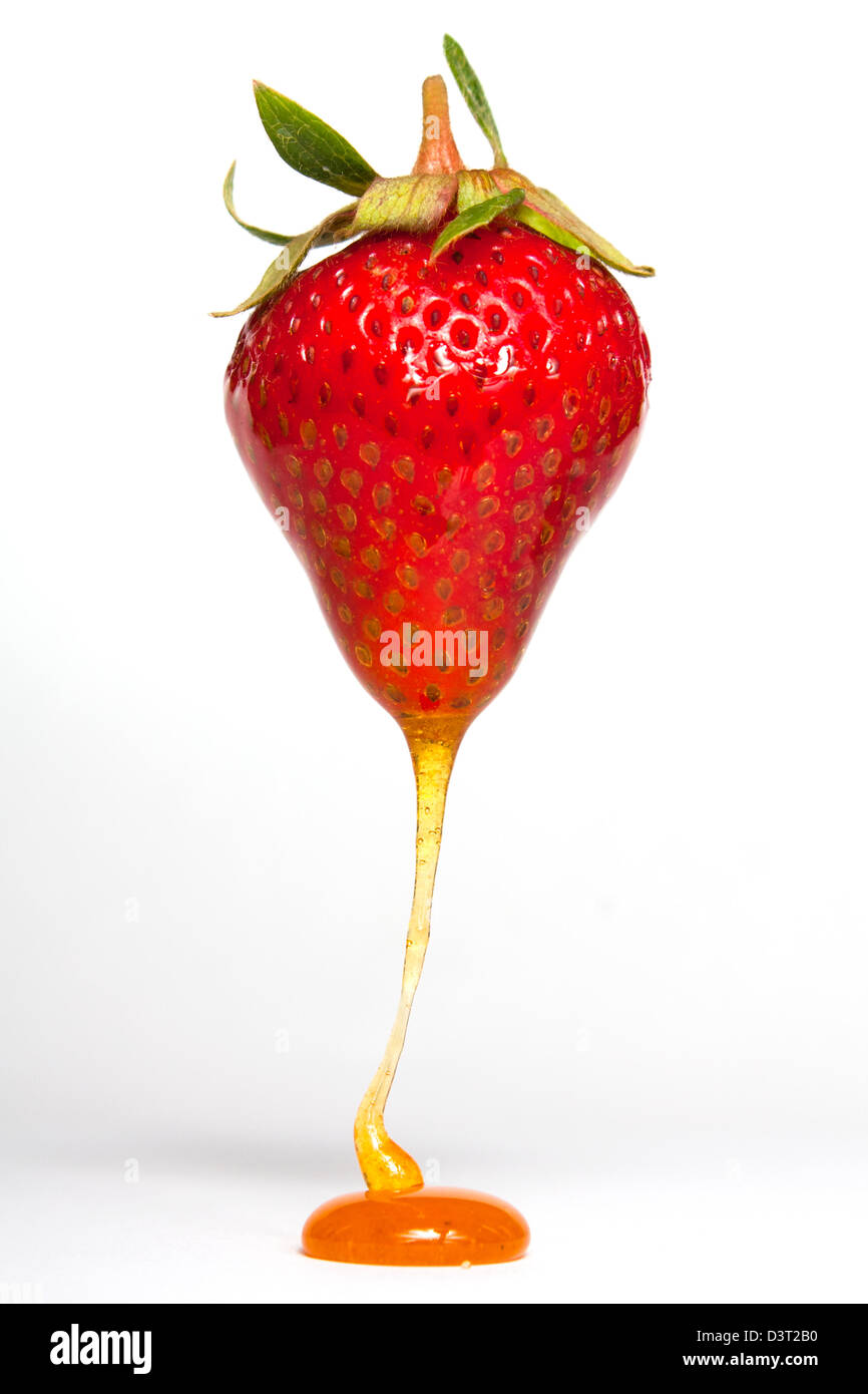 Fresh fraise dégoulinant de miel sucré riche un sirop de base Banque D'Images