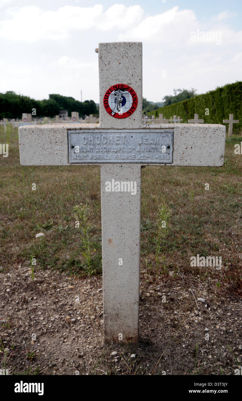 Un français typique croix dans la section française de la PREMIÈRE GUERRE MONDIALE au cimetière communal, nouveau Meaux Meaux, Seine-et-Marne, France. Banque D'Images