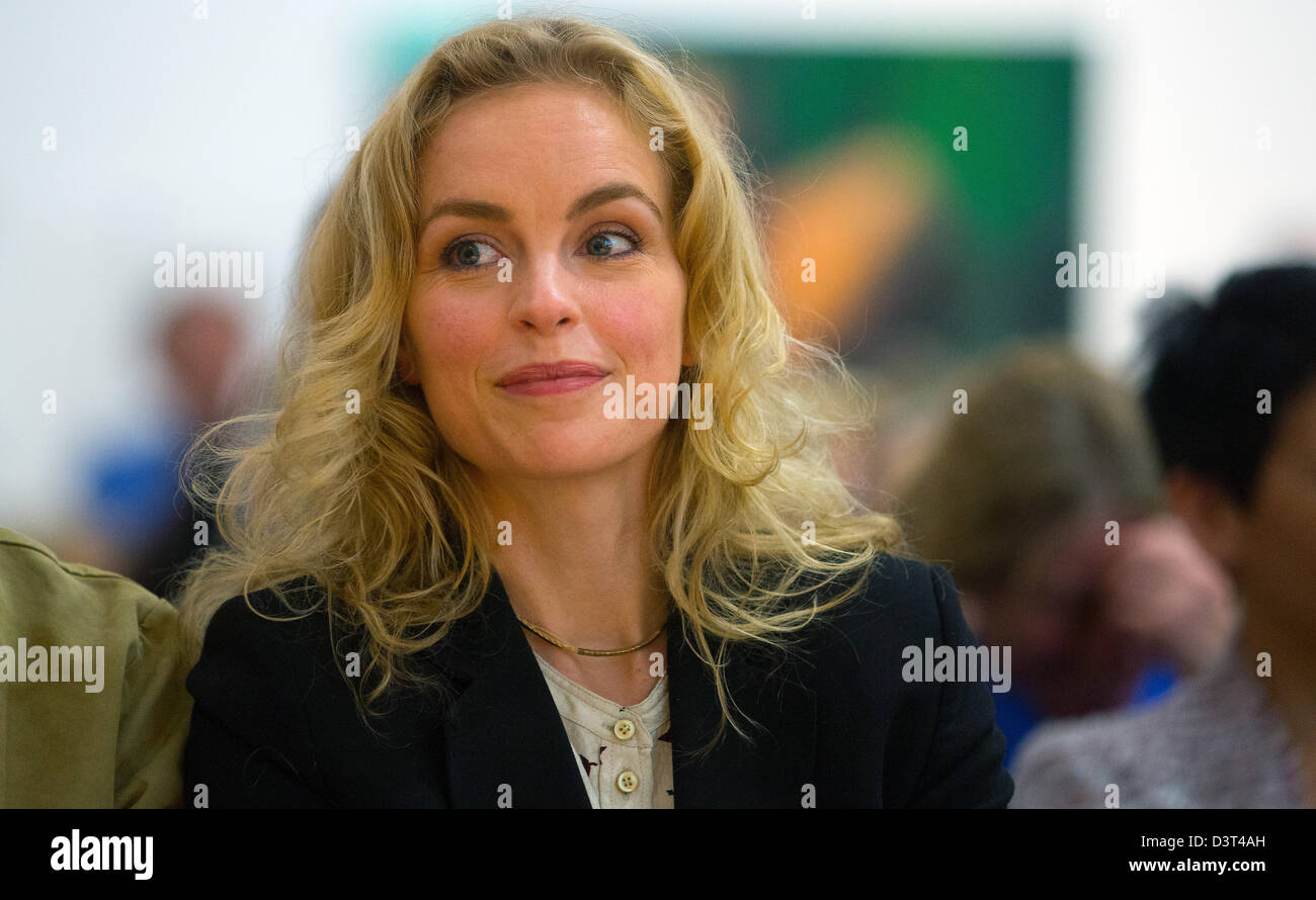 Berlin, Allemagne, le 23 février, 2013. L'actrice allemande Nina Hoss prononce un discours lors de l'événement de bienfaisance au profit de Terre des femmes à la Berlinischen Galerie à Berlin, Allemagne, 23 février 2013. Photo : Hannibal Hanschke/dpa/Alamy Live News Banque D'Images