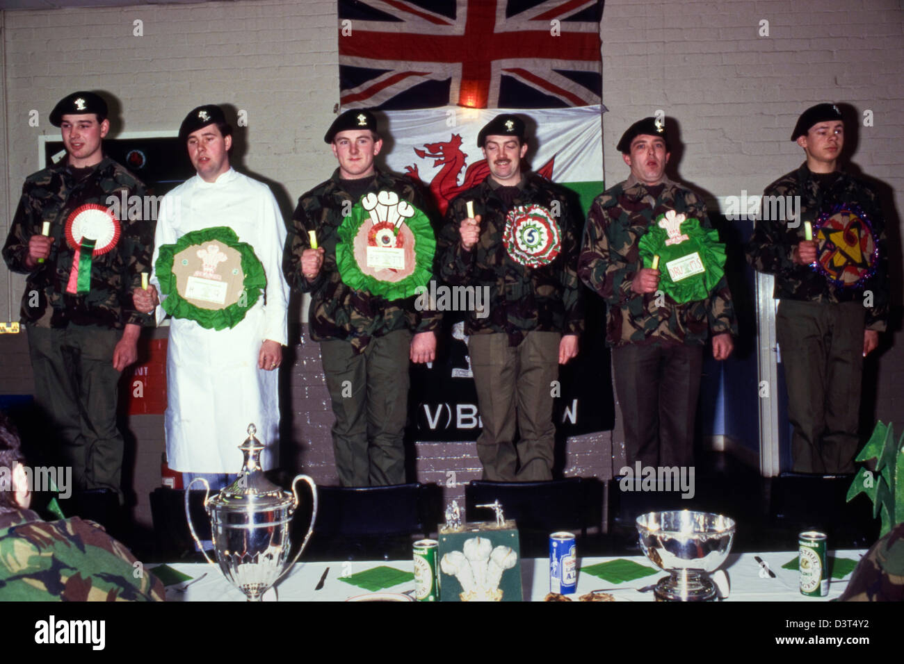 Soldats holding poireaux pendant St Davids Day leek cérémonie au 3e Bataillon (V) Royal Regiment of Wales Newport Gwent Caserne Raglan South Wales UK Banque D'Images