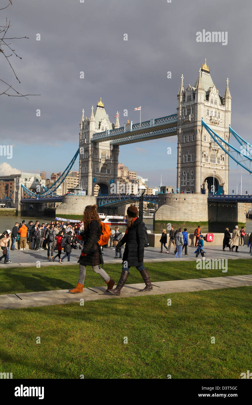 Les touristes sur un jour d'hiver ensoleillé au Tower Bridge London England UK GO Banque D'Images