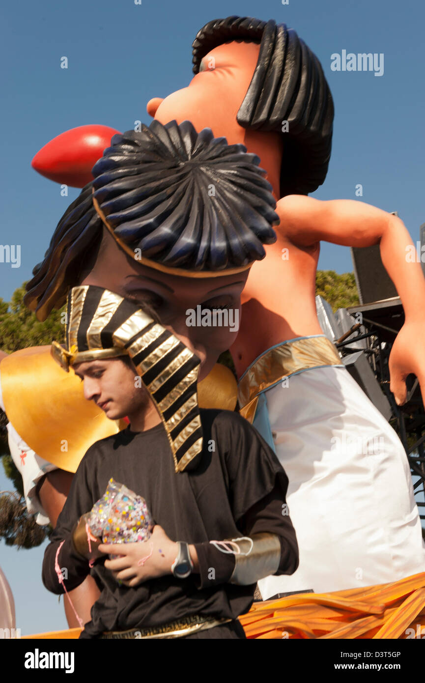 Jeune homme sur un char de carnaval au cours d'un grand défilé à Nice, France habillé comme un pharaon égyptien avec sa cour. Banque D'Images