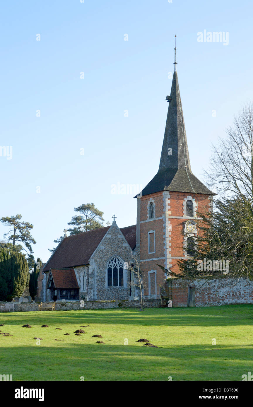 L'église paroissiale de tous les Saints à Terling à côté du village green avec mole hills Banque D'Images