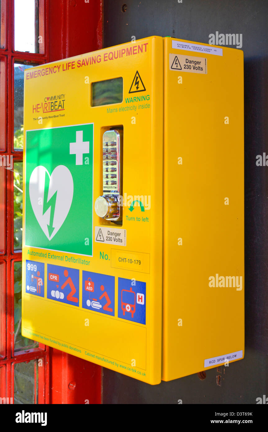 Crise cardiaque de sauvetage d'urgence de l'équipement redondant défibrillateur logés à l'intérieur rouge K6 Téléphone phone box kiosk Banque D'Images