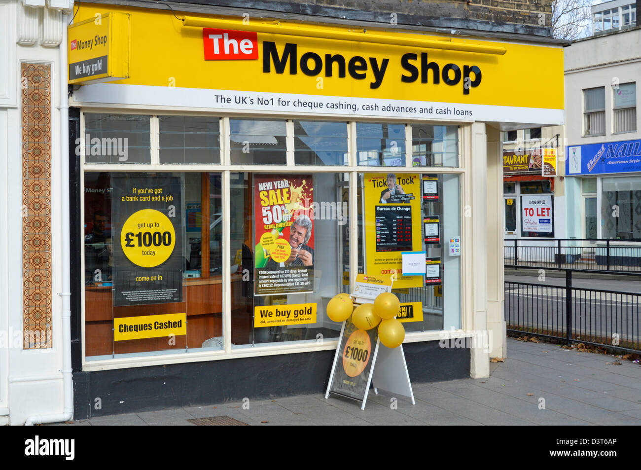 Boutique de l'argent pour l'affichage de la fenêtre avant bureau de change l'encaissement des avances et des prêts en espèces Banque D'Images